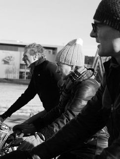 Sebastian Lentz, Rosa Loy und Sebastian Kretz nebeneinander auf Fahrrädern.