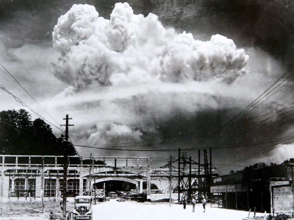 Die aufsteigende Wolke kurz nach der Explosion in Nagasaki, fotografiert von Matsuda Hiromichi in einem Außenbezirk der Stadt (9. August 1945)