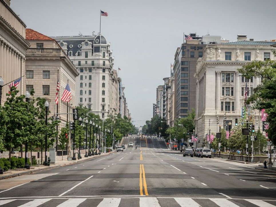 Eine Weitwinkelaufnahme einer Straße in Washington D.C.