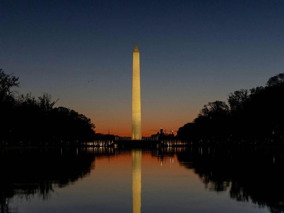 Das Washington Monument bei Sonnenuntergang