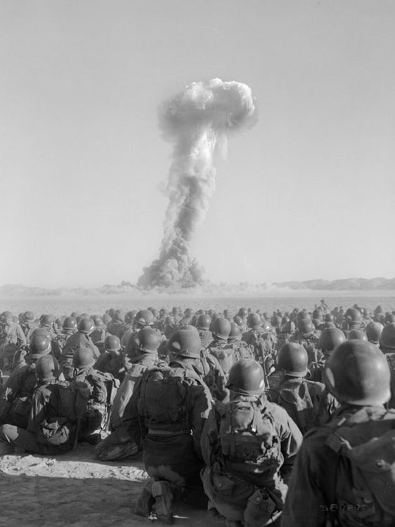 Oberirdischer Kernwaffentest mit Soldaten während „Operation Buster-Jangle“ im US-Bundesstaat Nevada, 1951