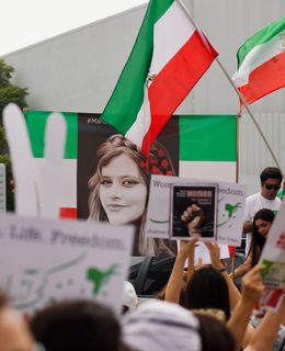 Im kalifornischen Santa Monica halten Demonstrierende bei Protesten gegen die iranische Regierung Flaggen des Landes, Plakate und ein Portrait von Jina Mahsa Amini in die Luft