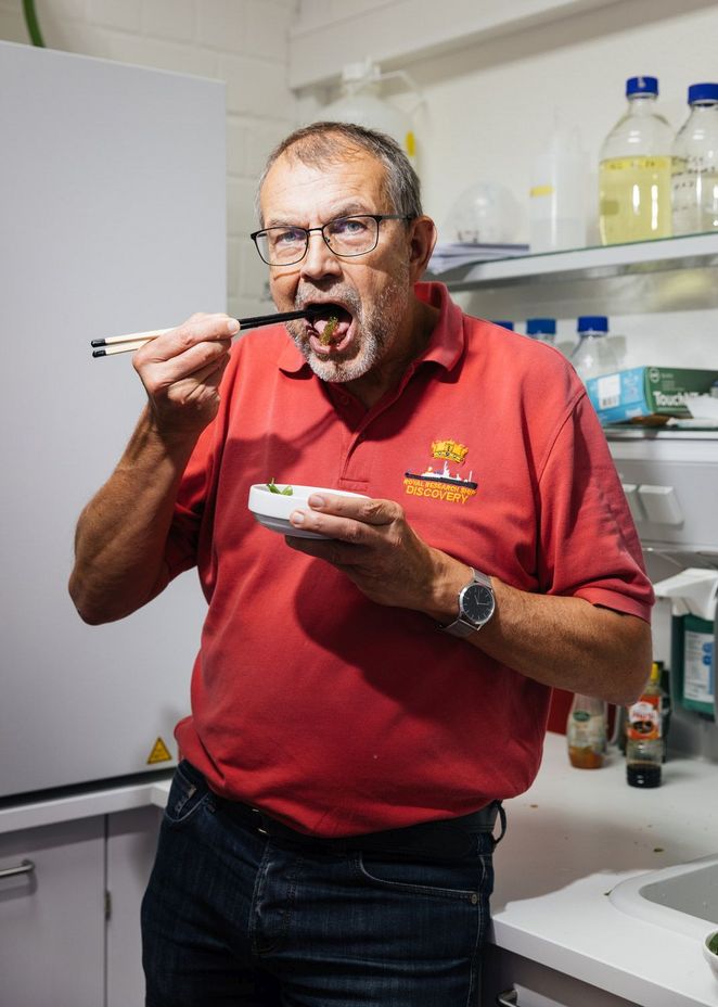 Andreas Kunzmann isst seinen "Quallen-Salat" mit Stäbchen. 